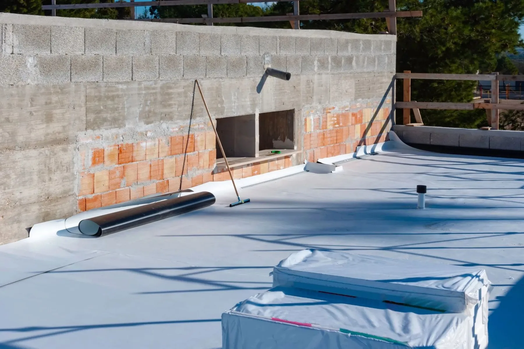 Single ply commercial roofing membrane